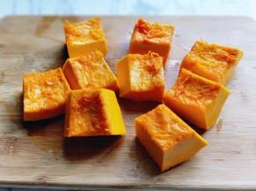 首先将南瓜去皮，入瓤，切小块！