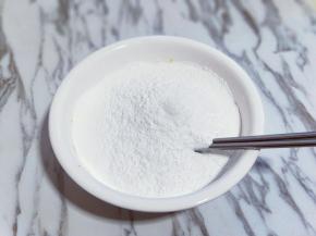 加入糯米粉，搅成絮状。（糯米粉可以根据情况增加，所以我没有注明多少克）