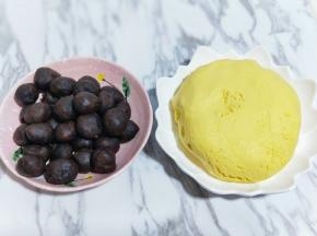 揉成面包，醒10分钟，豆沙馅我买的，取出包装，分成等份的小豆沙馅！