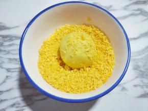 放入面包糠中，均匀裹上面包糠！