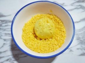 放入面包糠中，均匀裹上面包糠！