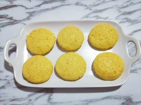 再用手揉圆，轻轻压扁。（裹好面包糠最好揉一下，这样面包糠黏的更加好，不容易掉！）