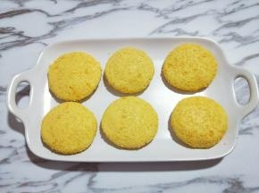 再用手揉圆，轻轻压扁。（裹好面包糠最好揉一下，这样面包糠黏的更加好，不容易掉！）