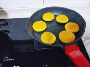 起油锅，锅中刷少许食用油，加入包好的南瓜饼。