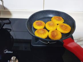 小火煎熟，至两面金黄，即可出锅！