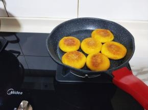 小火煎熟，至两面金黄，即可出锅！