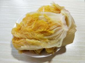 朋友东北带来的酸菜。正宗东北味儿！~