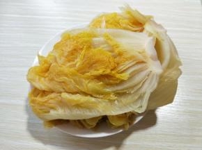 朋友东北带来的酸菜。正宗东北味儿！~