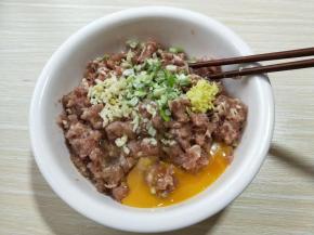 葱姜蒜去皮切碎，盐，料酒加肉糜中，再加入鸡蛋。