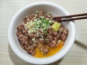 葱姜蒜去皮切碎，盐，料酒加肉糜中，再加入鸡蛋。