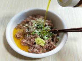 加入橄榄油，搅拌均匀，放旁边静止15分钟！