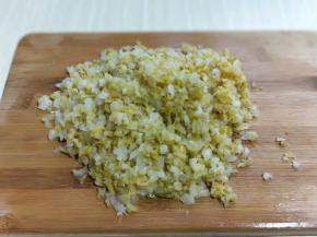 酸菜用温水洗两遍，避免太酸，如果喜欢吃酸一点的话可以洗一遍！