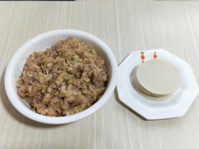 将切碎的酸菜放入肉糜中，再次搅拌均匀。