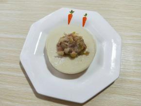 可以包饺子啦！取一张饺子皮，放上肉馅。