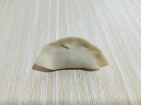 再将两边捏好，可以根据个人喜欢捏饺子的形状！