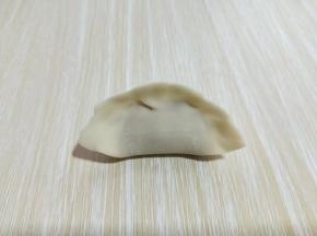 再将两边捏好，可以根据个人喜欢捏饺子的形状！