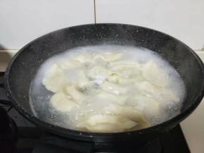 水煮沸后倒入一碗冷水，重复2个步，最后一步水再次煮沸，饺子漂浮在水面上就表示熟了！