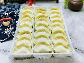 依次包好的饺子，吃不完可以速冻！