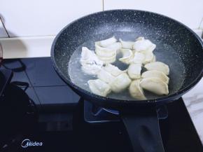 水烧开后，下饺子，铲子翻过来轻轻推动饺子，避免粘锅。