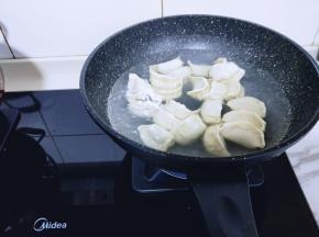 水烧开后，下饺子，铲子翻过来轻轻推动饺子，避免粘锅。