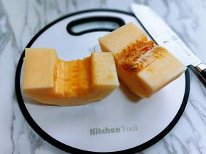 将哈密瓜去皮去籽。