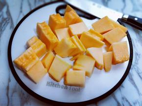 再切小块，可以适当切的偏小一点。