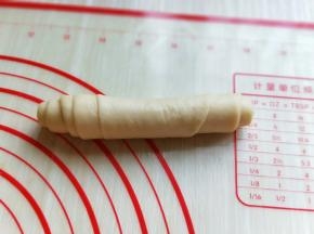 卷好的面包胚卷，依次做完。