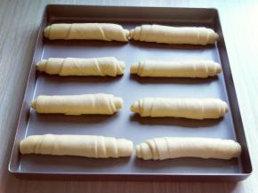 放入烤盘中，送入烤箱，启动烤箱发酵功能，进行二次发酵。(烤箱没有发酵功能的话，可以在烤箱里放一碗水进行发酵，一定要保持面团的湿度)