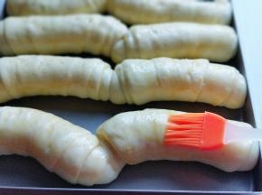 发酵好的面包胚，原来的2.5倍大，刷上一层蛋液。