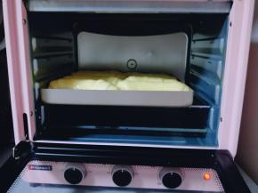 放入烤箱，180度烤18-20分钟，注意观察颜色，必要时覆盖一张锡纸。(具体温度要根据自家的烤箱另定。)