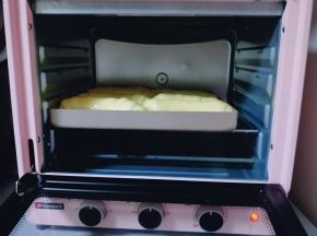 放入烤箱，180度烤18-20分钟，注意观察颜色，必要时覆盖一张锡纸。(具体温度要根据自家的烤箱另定。)