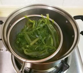 放入小海带烧开捞出来
