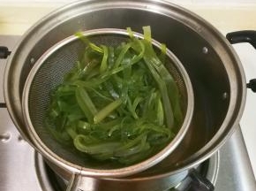 放入小海带烧开捞出来