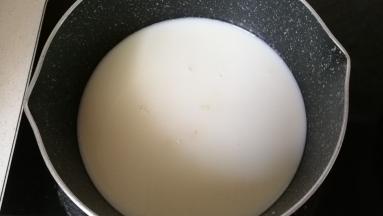 先将牛奶、糖、糯米粉、奶粉倒入奶锅搅拌均匀；
