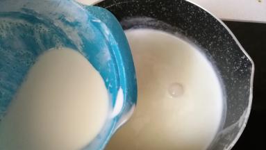 接着加入淡奶油后继续小火加热，加热期间依旧要不停的搅拌，直至奶糊开始变得浓稠，并有泡泡冒起即可关火；
