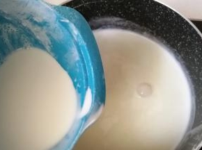 接着加入淡奶油后继续小火加热，加热期间依旧要不停的搅拌，直至奶糊开始变得浓稠，并有泡泡冒起即可关火；
