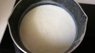 然后开小火加热，一边加热一边用硅胶搅拌刀不停的搅拌，直至加热到微微冒泡即可；
