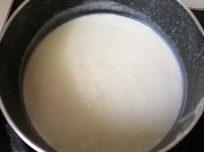 然后开小火加热，一边加热一边用硅胶搅拌刀不停的搅拌，直至加热到微微冒泡即可；
