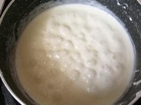再把煮好的奶糊放置冷确。
