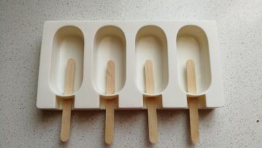 硅胶雪糕模具，提前插好雪糕棍。
