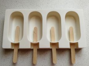 硅胶雪糕模具，提前插好雪糕棍。
