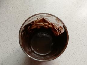 取适量巧克力放入玻璃杯中隔热水融化，玻璃杯选用小口径直身杯比较好操作。
