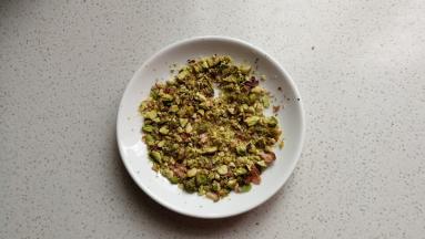 再迅速取出撒上一点坚果碎即好（坚果碎依个人喜好选择，可以用花生碎，瓜子仁碎，我用的开心果碎）
