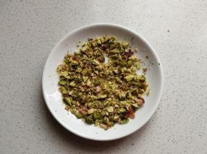 再迅速取出撒上一点坚果碎即好（坚果碎依个人喜好选择，可以用花生碎，瓜子仁碎，我用的开心果碎）
