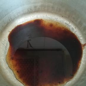 锅中放糖和水煮开后，放入过筛的木薯粉和可可粉，快速搅拌成团