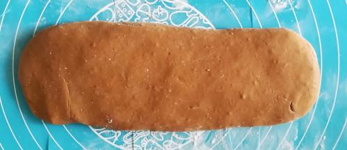 手温时，揉成长条面片，切成条，再将条切成小丁，用手揉圆