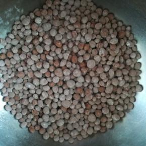 搓好的小珍珠放上木薯粉干防粘