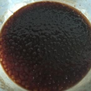 锅中放适量水，煮开放入珍珠煮到上浮水面约10~15分钟，捞出再放入冰水中