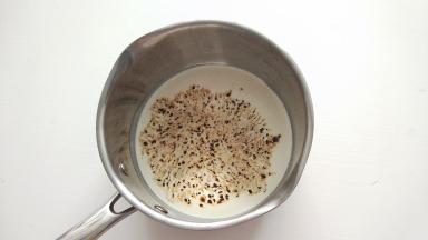 牛奶+淡奶油+糖+速溶黑咖啡，倒入奶锅中