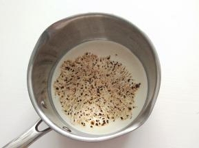 牛奶+淡奶油+糖+速溶黑咖啡，倒入奶锅中